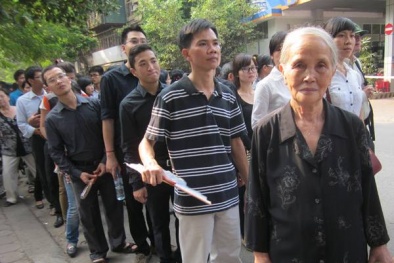 Cụ bà 80 tuổi thay chồng đi viếng Đại tướng